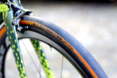 永不褪色的情懷 黃邊公路車胎與鐵路